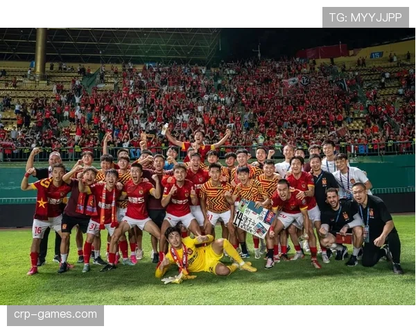 广州队球迷信念如炬，全场齐心共燃不屈斗志